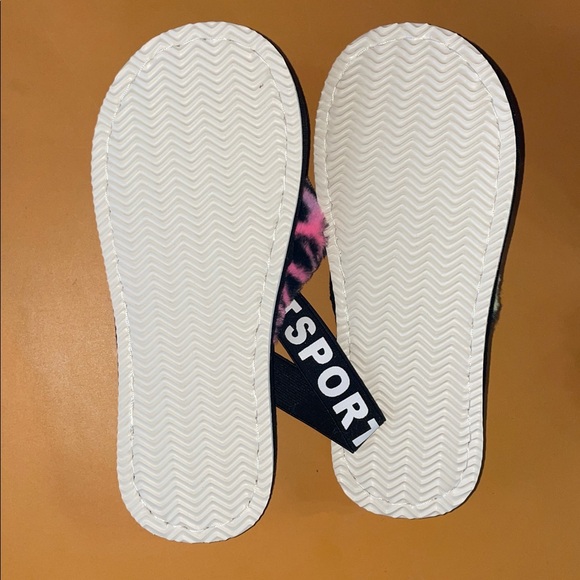 Fluffy rainbow leopard and white slippers - Picture 3 of 3